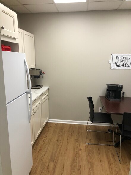 More Photos Of 5 Schuman Rd, Millwood Office For Lease
