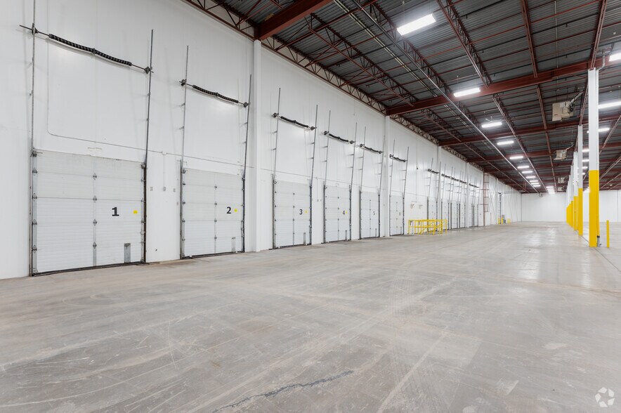 More Photos Of 2351 Upper Middle Rd E, Oakville Warehouse For Lease