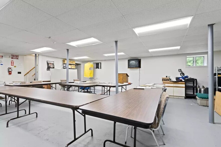 More Photos Of 587 Spring St, Westbrook Office For Sale