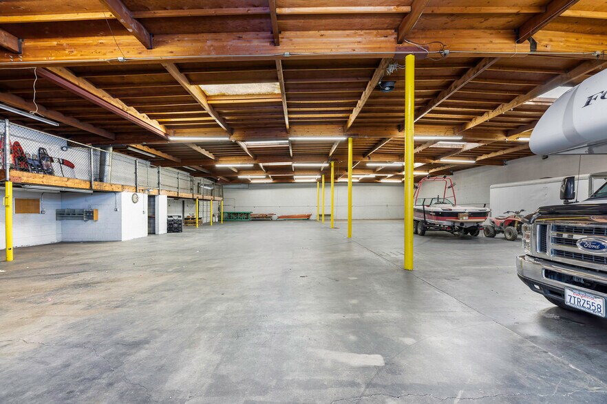 More Photos Of 1550 E Burnett St, Signal Hill Warehouse For Lease