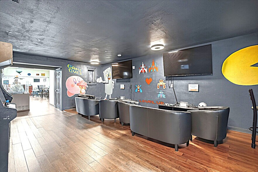 More Photos Of 124 S Fillmore St, Osceola Flex For Sale