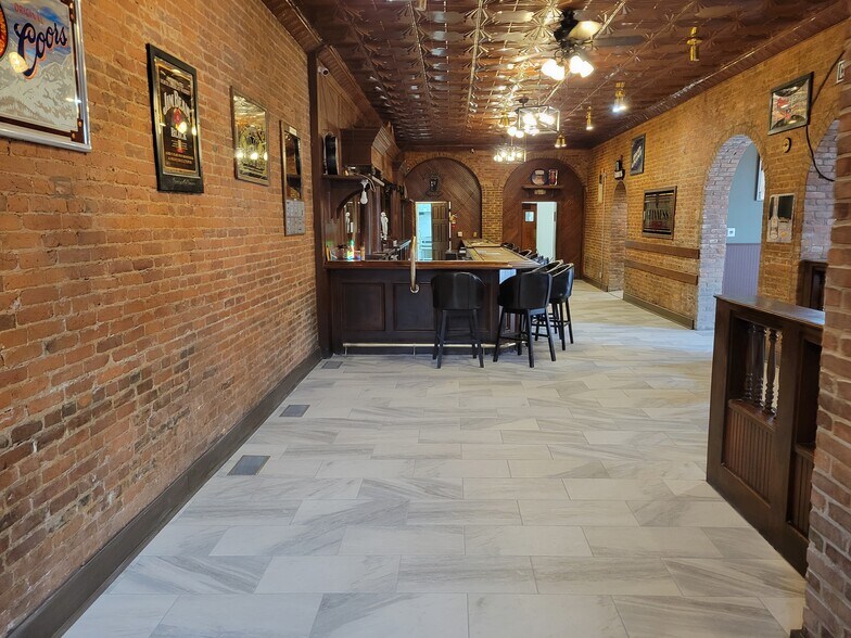 More Photos Of 90 E Jefferson St, Franklin Specialty For Lease