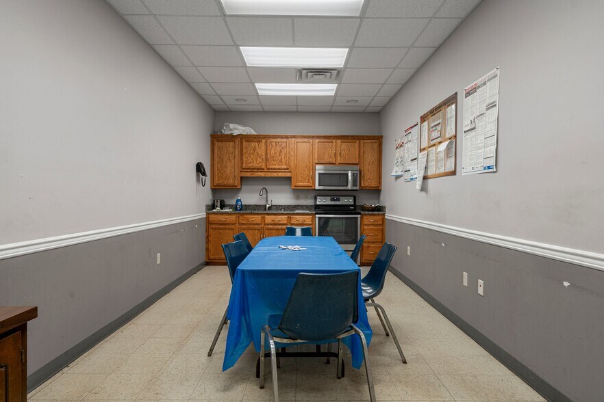 More Photos Of 300 Samson St, Glasgow Light Manufacturing For Sale