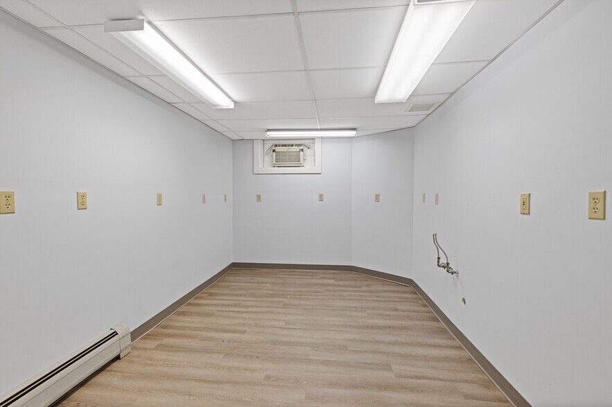 More Photos Of 166 Silver St, Waterville Medical For Sale