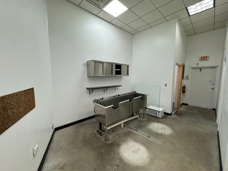 More Photos Of 2000 Harrison St, Hollywood Unknown For Lease