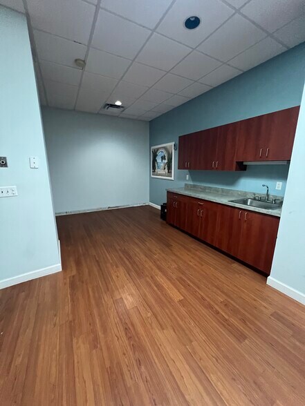 More Photos Of 1101-1115 N Parrott Ave, Okeechobee Medical For Lease