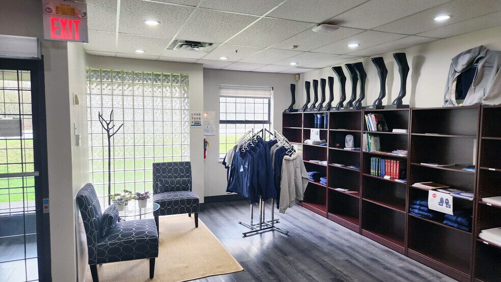 More Photos Of 27336 Fraser Hwy, Langley Twp Storefront Retail Office For Sale