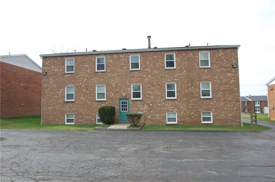 More Photos Of 35 Carter Cir, Youngstown Apartments For Sale