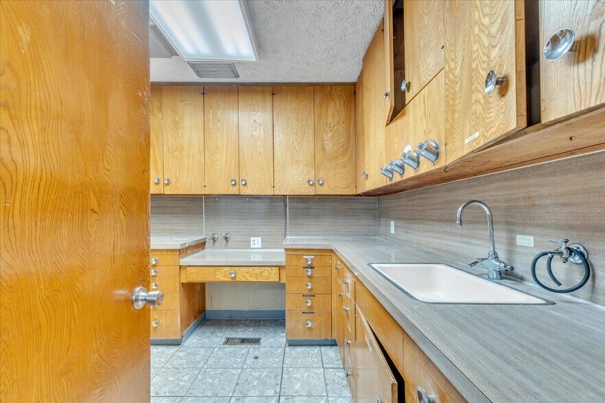 More Photos Of 18032 Ventura Blvd, Encino Medical For Lease