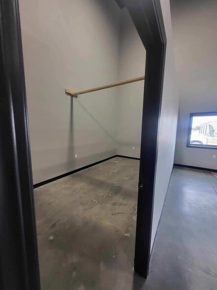 More Photos Of 1131 Lincoln Ave SW, Huron Freestanding For Lease