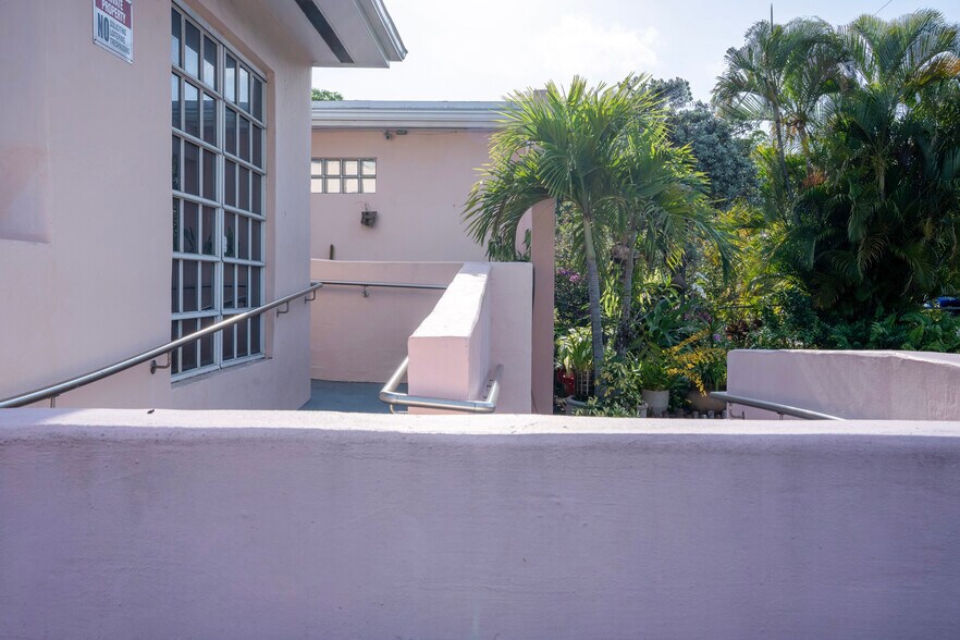 More Photos Of 980-982 NE 126th St, Miami Medical For Sale