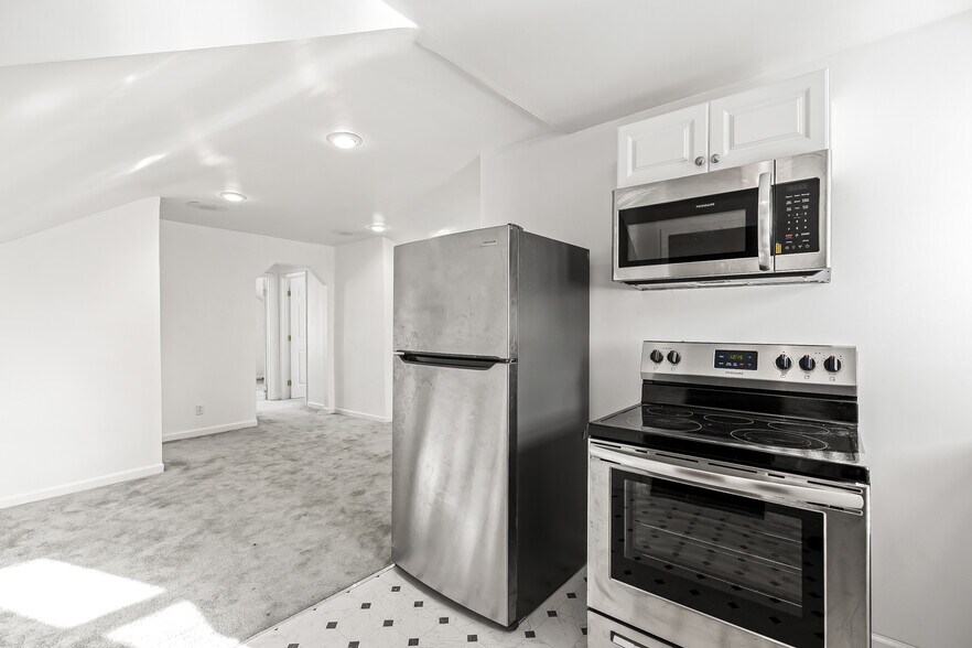 More Photos Of 8137-8145 Macomb St, Grosse Ile Apartments For Sale