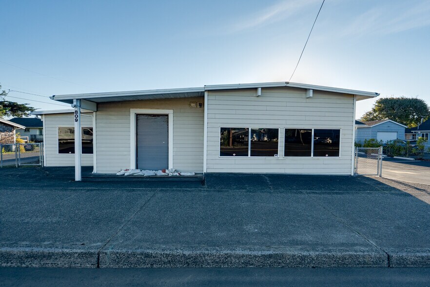 More Photos Of 809 S Holladay Dr, Seaside Showroom For Sale