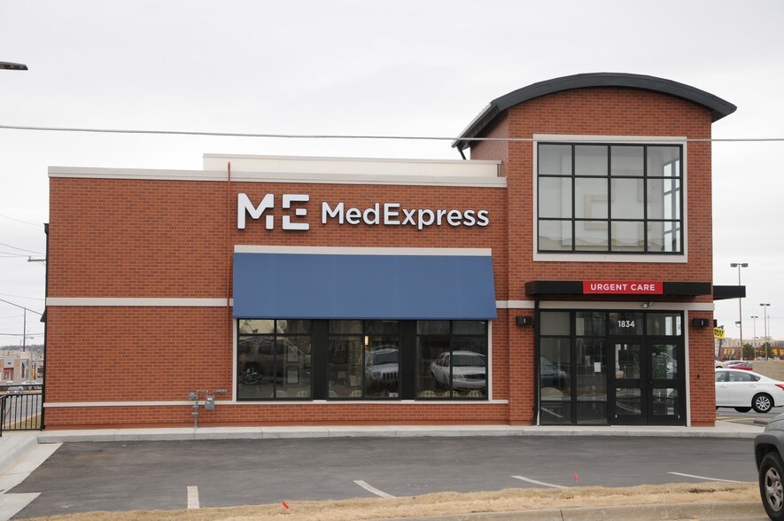 More Photos Of 1834 SW Wanamaker Rd, Topeka Medical For Sale