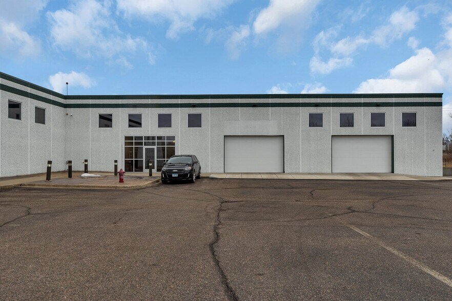 More Photos Of 300 14th Ave E, Sartell Showroom For Lease