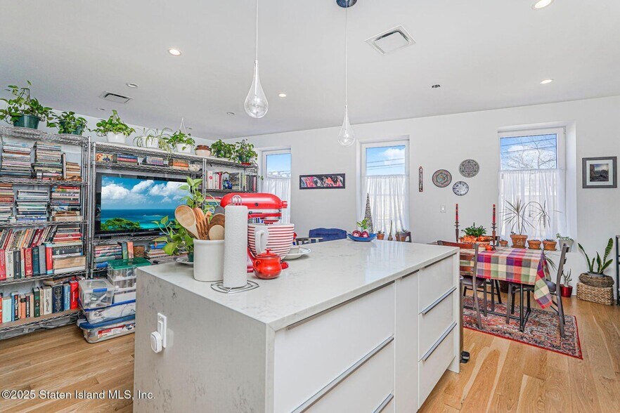 More Photos Of 664 Bay St, Staten Island Office For Sale