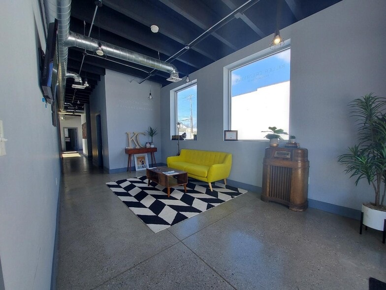 More Photos Of 642 S Main St, Clawson Storefront Retail Office For Lease