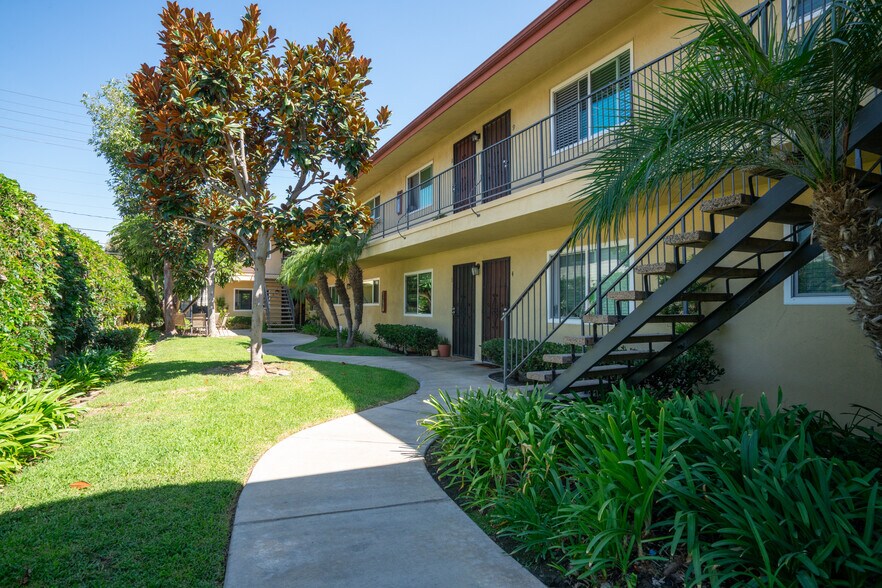 More Photos Of 383 W Wilson St, Costa Mesa Apartments For Sale