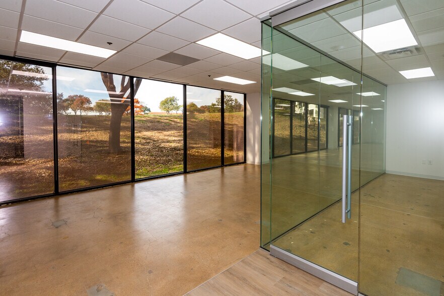 More Photos Of 104 Decker Ct, Irving Unknown For Lease