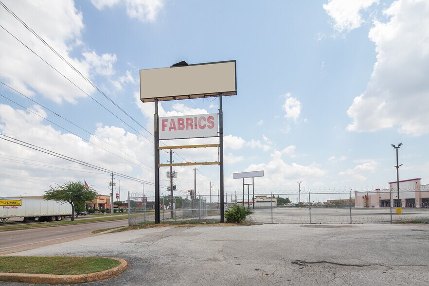 More Photos Of 10200 Almeda Genoa Rd, Houston Unknown For Lease