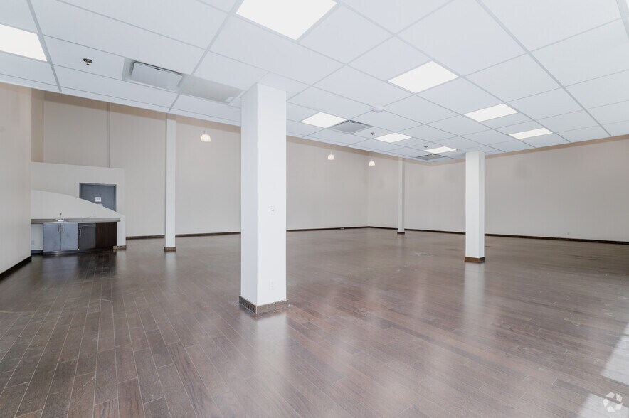 More Photos Of 2351 Upper Middle Rd E, Oakville Warehouse For Lease