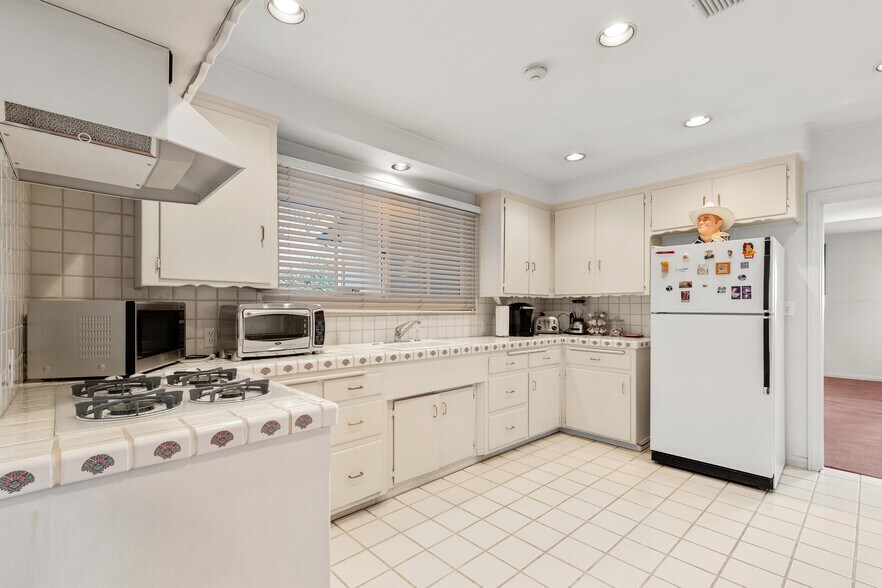 More Photos Of 4383 Colfax Ave, Studio City Office For Sale