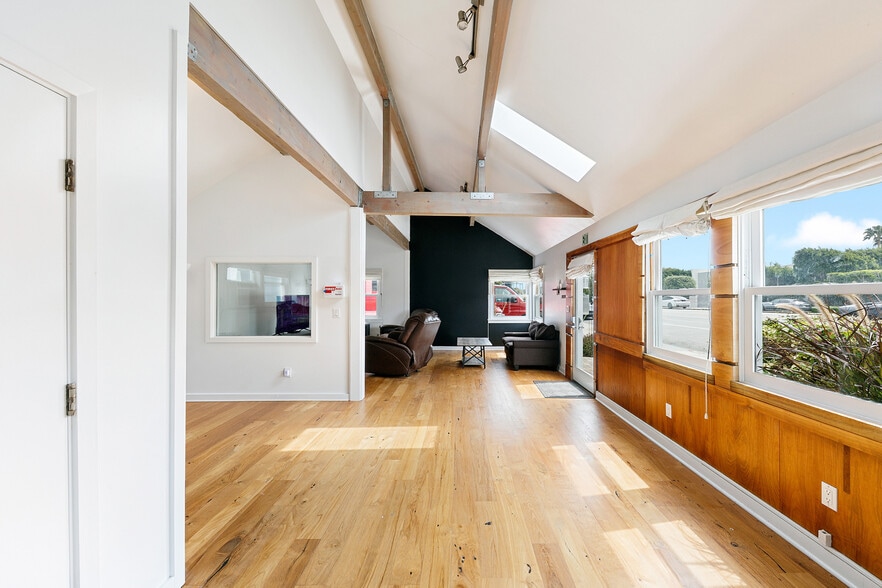 More Photos Of 22467 Pacific Coast Hwy, Malibu Freestanding For Sale