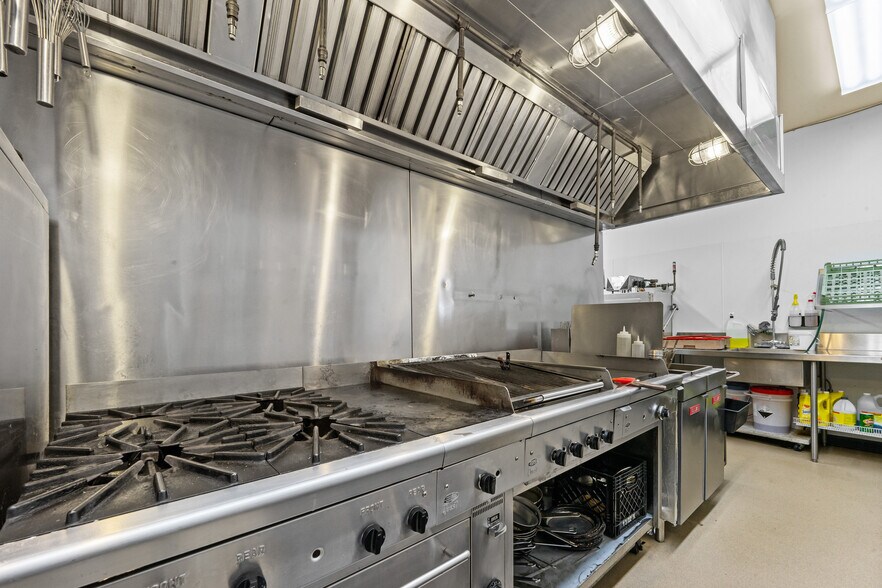 More Photos Of 1916 10th Av, Spruce View Restaurant For Sale