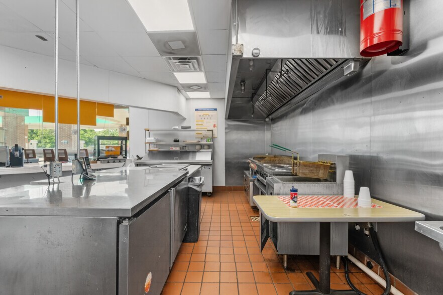 More Photos Of 2002 State Highway 66, Garland Service Station For Sale