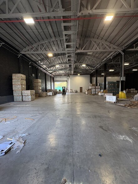 More Photos Of 417-421 E Commercial St, Anaheim Warehouse For Lease