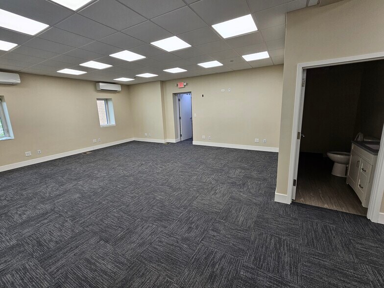 More Photos Of 22530 S Center Rd, Frankfort Warehouse For Lease