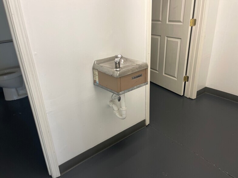 More Photos Of 3078-3086 Summer Ave, Memphis Freestanding For Sale