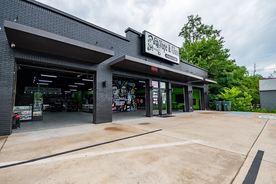 More Photos Of 427 N College Ave, Fayetteville Storefront For Sale