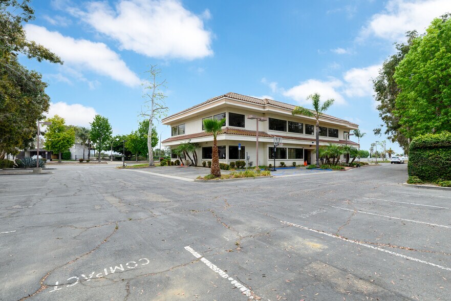 More Photos Of 1327 Del Norte Rd, Camarillo Medical For Lease