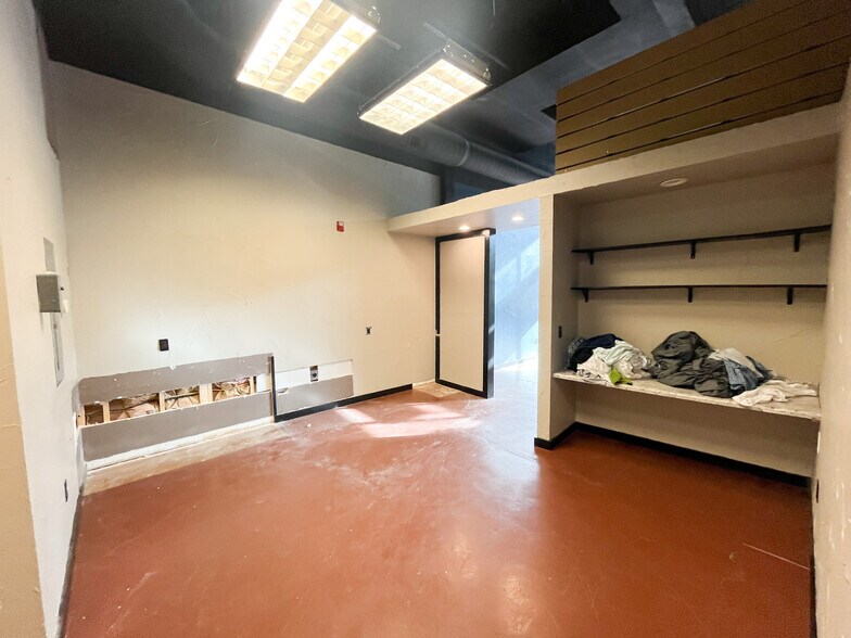 More Photos Of 509 W Olive St, Springfield General Retail For Sale