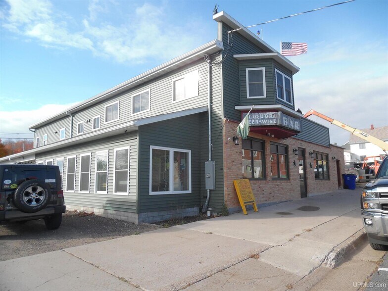 More Photos Of 31 Trimountain Ave, South Range Bar For Sale