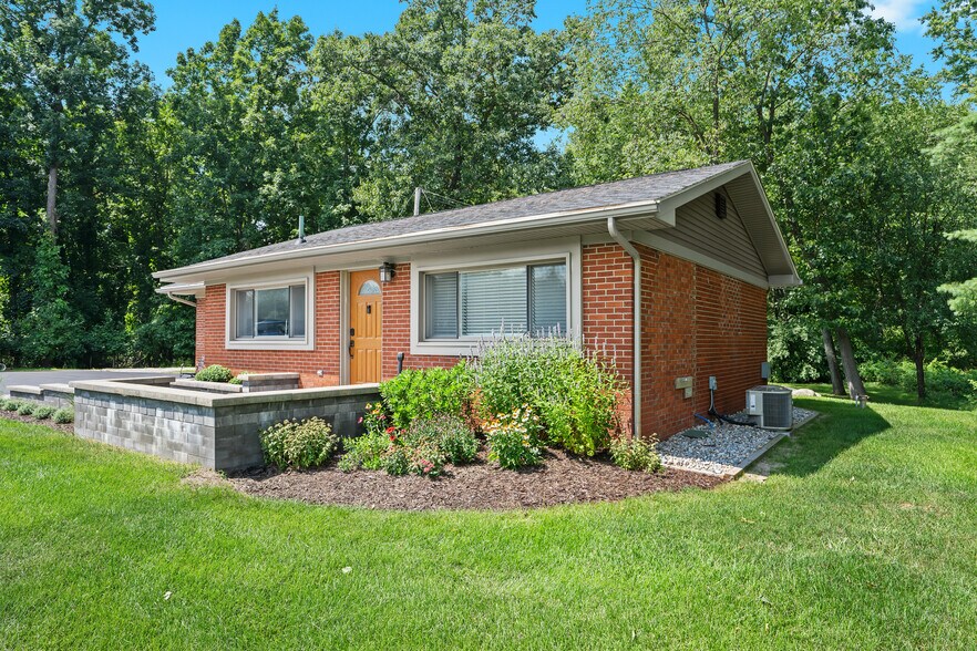 More Photos Of 8864 Whitmore Lake Rd, Brighton Office Residential For Lease
