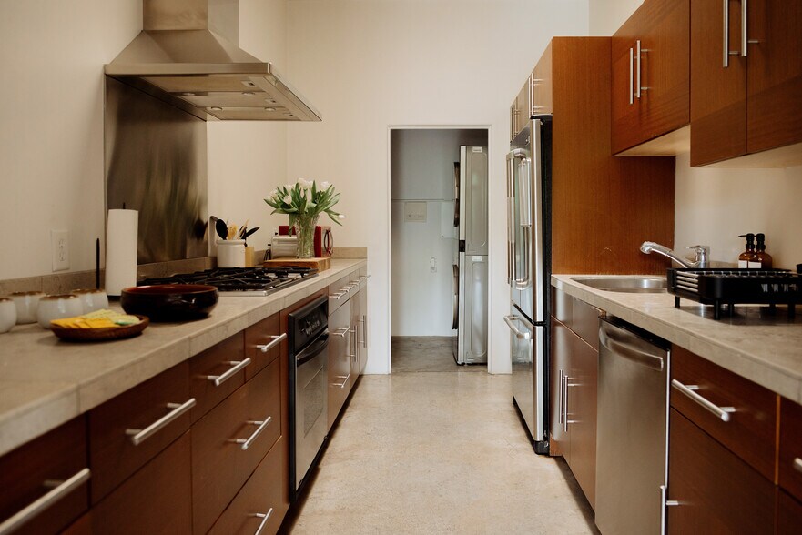 More Photos Of 7494 Santa Monica Blvd, West Hollywood Hotel For Sale