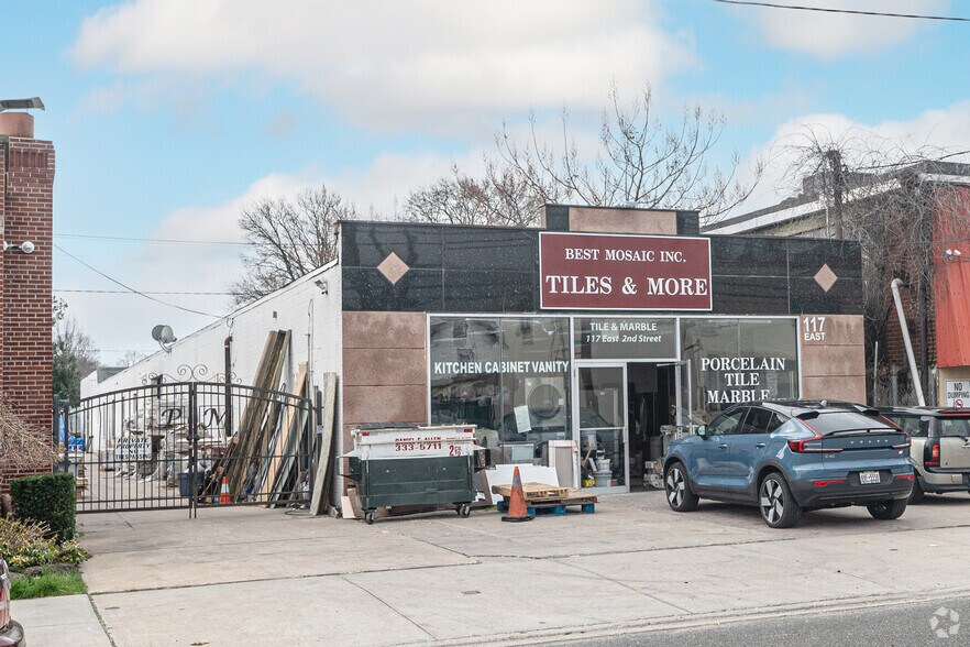More Photos Of 117 E 2nd St, Mineola Warehouse For Lease