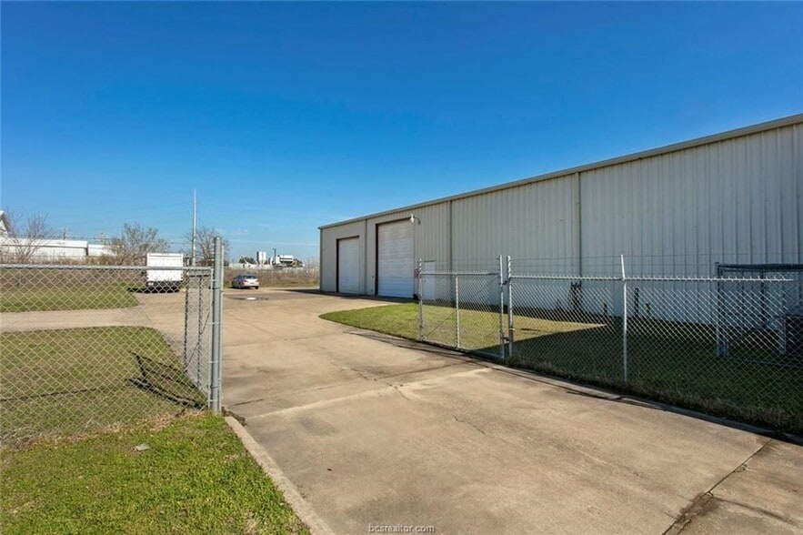 More Photos Of 610 W Carson St, Bryan Warehouse For Lease