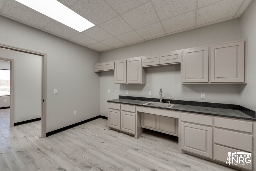 More Photos Of 10318 West County Road 157, Midland Warehouse For Lease