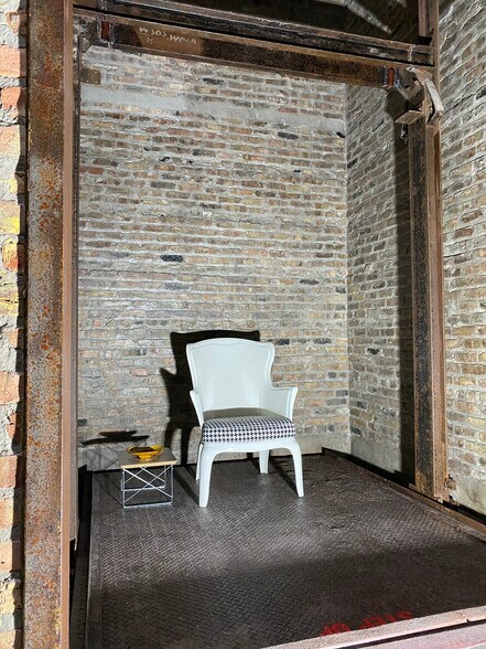 More Photos Of 1727 W 21st St, Chicago Office For Lease