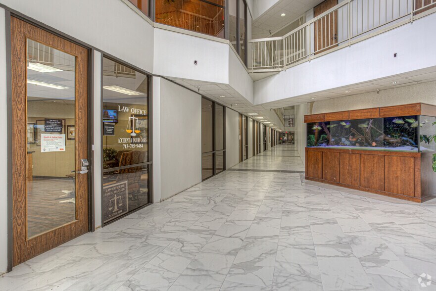 More Photos Of 8313 Southwest Fwy, Houston Unknown For Lease