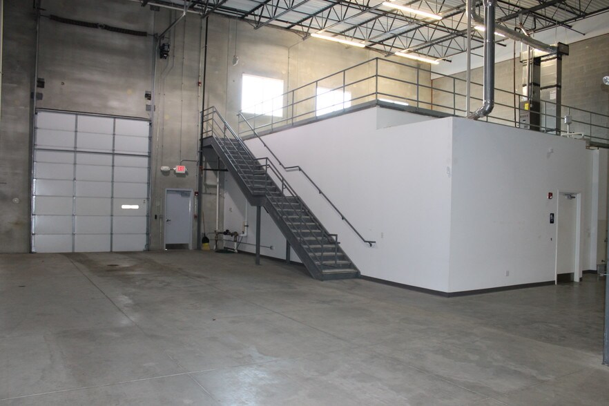 More Photos Of 340 Marshall Ave, Aurora Warehouse For Sale