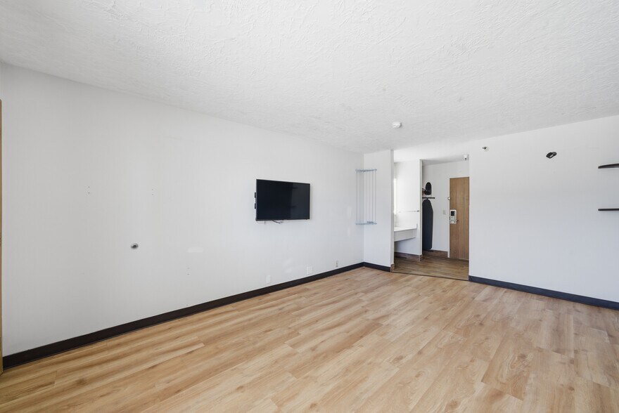 More Photos Of 626 W 1400 N, Beaver Hotel For Sale