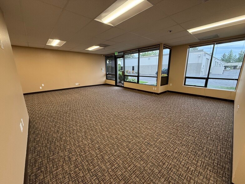 More Photos Of 5293 NE Elam Young Pky, Hillsboro Showroom For Sale