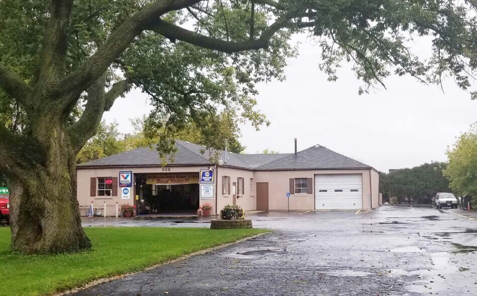 More Photos Of 528 N Milwaukee Ave, Wheeling Auto Repair For Sale