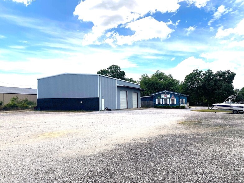 More Photos Of 19924 Chestnut Dr, Foley Showroom For Lease