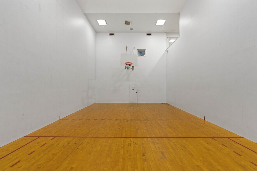 More Photos Of 985 Newmark Ave, Coos Bay Health Club For Sale