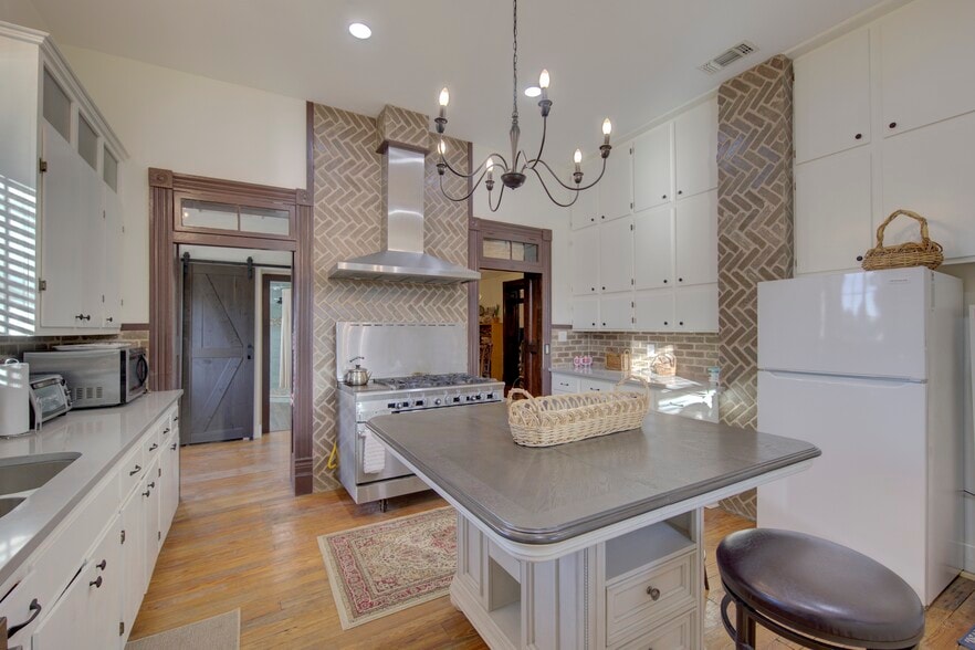 More Photos Of 405 W Avenue E, Alpine Specialty For Sale